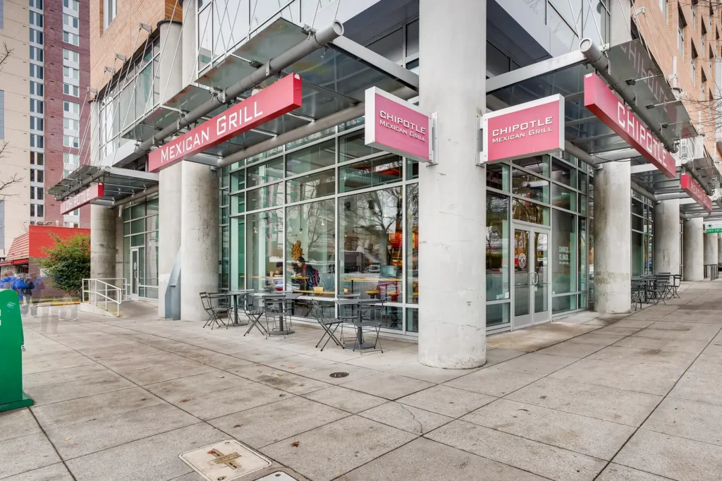 Outdoor view of Chipotle restaurant